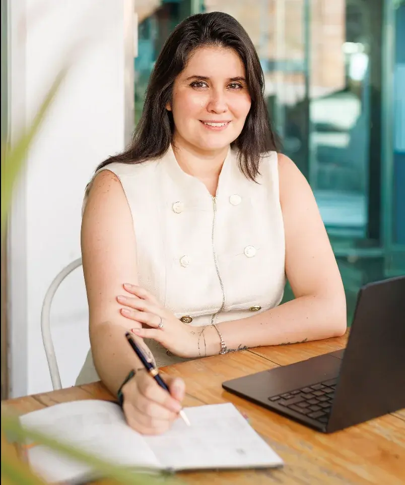 Marlene Batta trabajando en su escritorio